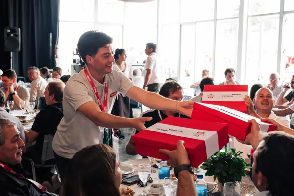 Activación en evento: kits con entrega personalizada a cada invitado