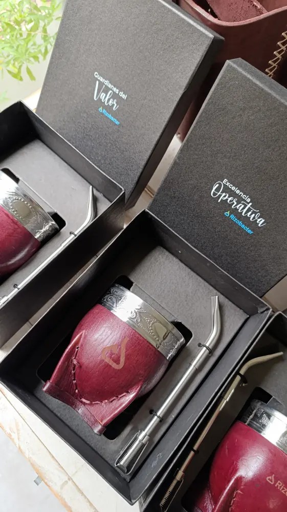 Rizobacter: mate de cuero en caja premium con mensaje impreso en la tapa