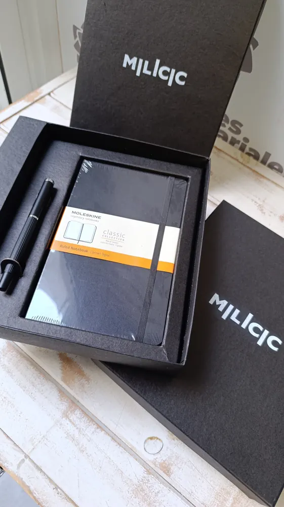 Milicic: cuaderno y lapicera en estuche negro