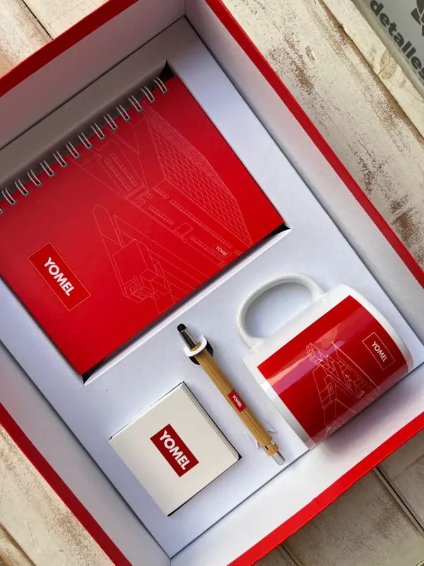 Yomel: caja roja con cuaderno, taza y lapicera